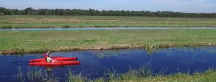2 kayaks auf einem wasserkanal