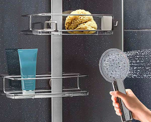 duschfliesen mit waschschwamm, duschgel und duschkopf mit wasseraustritt