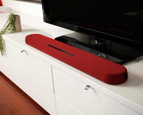 weißer flacher fernsehschrank mit roter Audioleiste